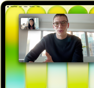 MacBook Neo, kleur Citrus, videogesprek op het scherm, de feature Middelpunt zorgt ervoor dat de gebruiker midden in beeld blijft